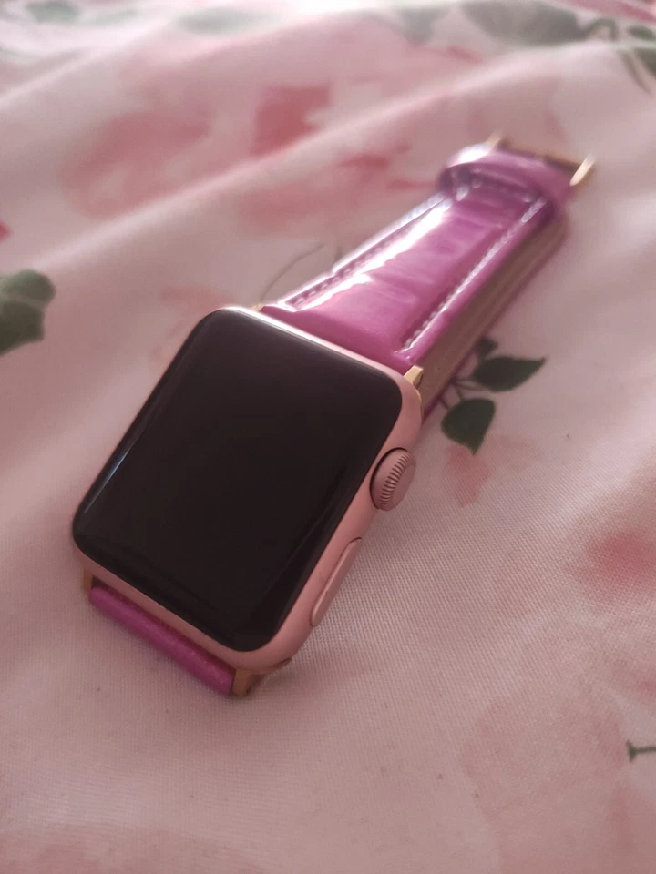 apple watch serie dos oro rosa con correa de reloj holográfica rosa *funciona* Foto 1 de 4