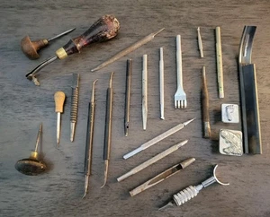 VINTAGE 22 CRAFTOOL CO LEATHER STAMPS AND LEATHER WORKING CARVING CRAFTING TOOLS - Picture 1 of 4