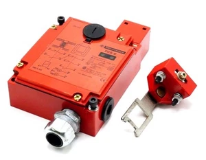 TELEMECANIQUE XCSE7513 SAFETY LIMIT SWITCH XCS-E7513 W/ KEY-TONGUE XCS-Z03 - Picture 1 of 6