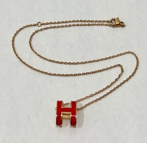 COLLAR COLGANTE HERMES Francia MINI POP "H" ROJO ESMALTE/TONO DORADO FIRMADO - Imagen 1 de 5