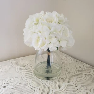 Weiße Rose Hortensie Herzstück in Glasvase Hochzeit  - Bild 1 von 9