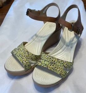 Sandalias de cuña Crocs Leigh con correa al tobillo para mujer talla 9 - Imagen 1 de 10