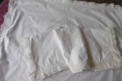 2 belles taies d'oreiller BRODéES avec ENTREDEUX et entourées de DENTELLE - Photo 1/4