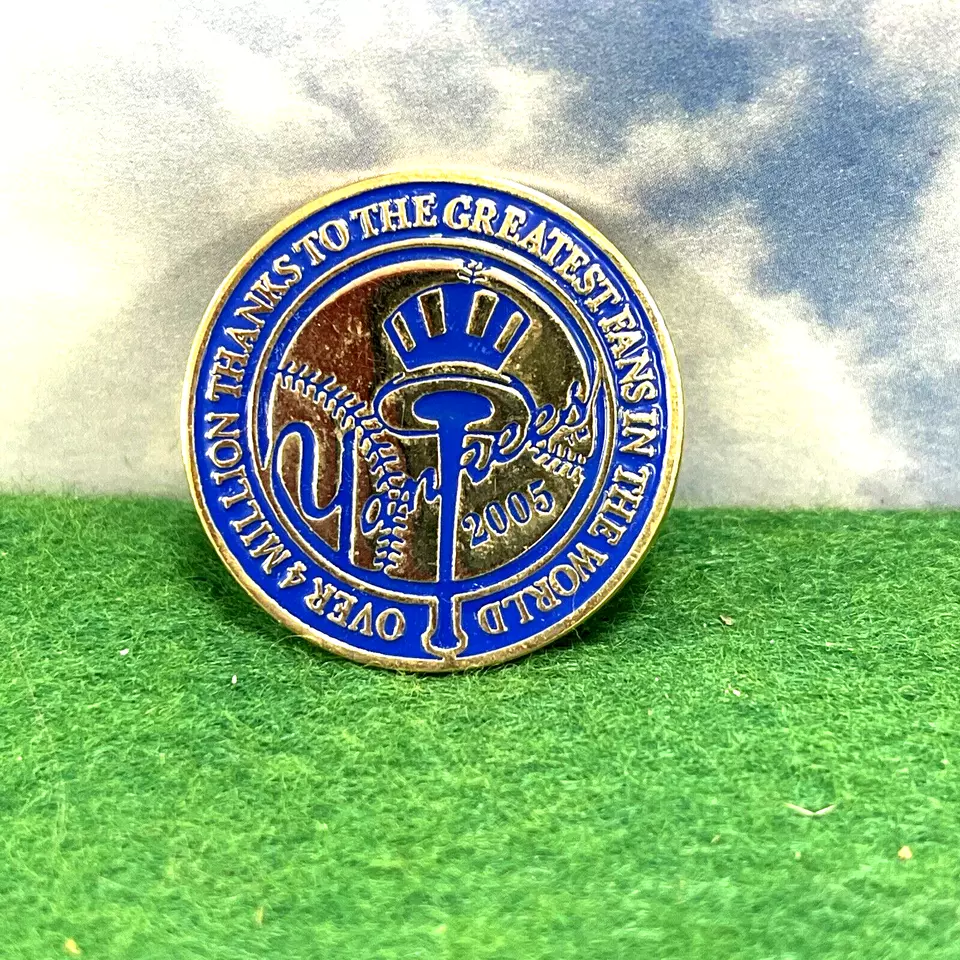 2005 NEW YORK YANKEES OVER 4 MILLION FANS PIN CHASE SERIES PIN SEPT 25 2005 - Image 1 of 1
