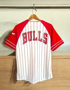NBA Chicago Bulls Hombre Pequeño Baloncesto Béisbol Rayas Rojo Blanco Jersey Botón - Imagen 1 de 7