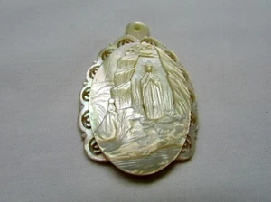 ANTIQUE VTG MOTHER OF PEARL MOP RELIGIOUS LOURDES VIRGIN CARVED MEDAL PENDANT - Picture 1 of 4
