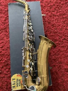 SAXOPHONE ELKHART IND C.G. CONN ALTO AND CASE - Picture 1 of 8
