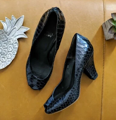 Michel Perry Mujer 37 7 Negro Serpiente Cuero Peeptoe Gatito Tacones Italia $450!  Foto 1 de 4
