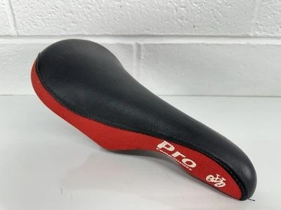 Assento de selim de bicicleta Schwinn Cionlli 951 preto/vermelho corrida estrada estreita acolchoado - Imagem 1 de 4
