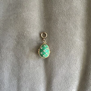 Faberge inspirierter Ei Charm mit Engel innen - Bild 1 von 2