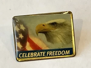 Prendedor de solapa/sombrero Celebrate Freedom Eagle y bandera. Tono dorado. Buen estado. - Imagen 1 de 3