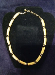 B0880 Ein Vintage Napier Halsband in goldfarbener Oberfläche. - Bild 1 von 2