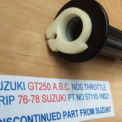 SUZUKI GT250 ABC 1976-1978 NOS THROTTLE GRIP FACTORY NEW PT NO 57110-18621 - Image 1 of 4