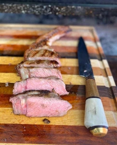 Coltello in legno per barbecue argentino, Acero templado al carbonio. Foglio da 20 cm - Foto 1 di 10