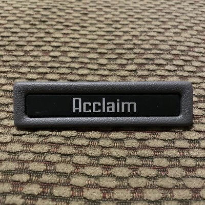 1989-1995 Plymouth Acclaim tablero emblema insignia logotipo adorno P/N 4460013 OEM Foto 1 de 2