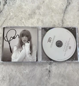 CD firmado por Taylor Swift The Tortured Poets Department con foto firmada a mano - Imagen 1 de 1