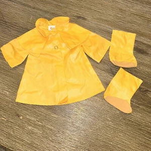 Vintage Fisher Price My Friend Puppe Mandy Regenjacke Slicker Stiefel gelb Set - Bild 1 von 3