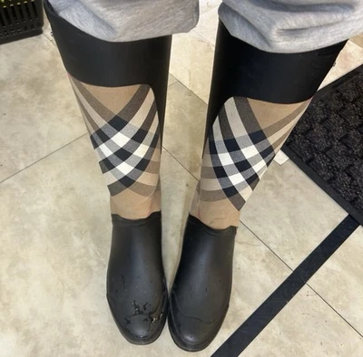 Botas de lluvia de goma hasta la rodilla con estampado Novacheck de Burberry para mujer, talla 5,5 Foto 1 de 4