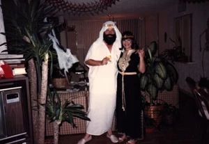 VTG 1985 photo Adult Halloween Party Costume Arab Sheik Greek Goddess Cleopatra - Picture 1 of 1