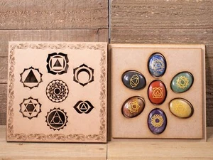 Cristales CHAKRA en caja de madera de tablero de rejilla de cristal - Kit de autocuidado curativo, E1752 - Imagen 1 de 10