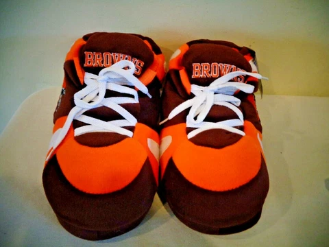 NFL CLEVELAND BROWNS PLUSH SNEAKER STYLE SLIPPERS NEW OLD STOCK SIZE M Cover