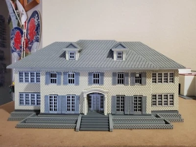 MCCALLISTER "HOME ALONE STYLE" UNASSEMBLED S SCALE BUILDING/DIORAMA - image 1 of 4