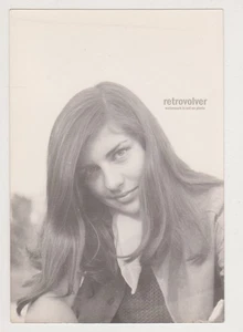 Schöne junge Frau mit langen fließenden Haaren lächelnd sanft Vintage Portrait - Bild 1 von 7