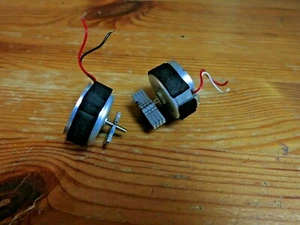 OEM Sony PS2 und PS3 Vibrationsmotoren Haptik 24,4mm X 12,4m X 2m DC MOTOR Paar - Bild 1 von 4