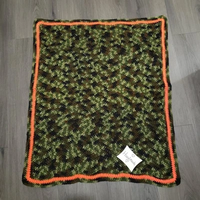 ¡Nuevo! ¡Manta de bebé de ganchillo hecha a mano! ¡Camuflaje y naranja brillante! Verdes marrones + Foto 1 de 4