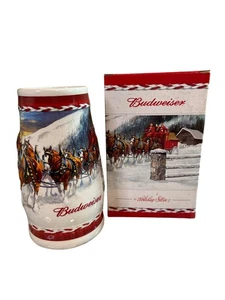 Budweiser Holiday Stein 2010 corriendo a través de la nieve Clydesdales con certificado de autenticidad en caja - Imagen 1 de 7
