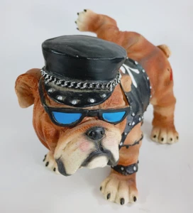 Bulldog motociclista de cerámica raro con sombrero y chaleco levantando la pierna. - Imagen 1 de 7