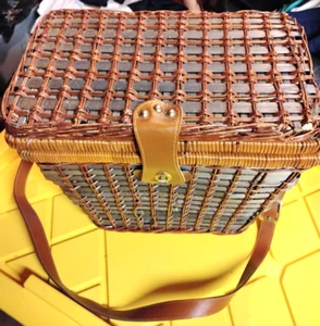 Vintage (?) Wicker Picnic Basket - Functional Closure -Collectible - Picture 1 of 4