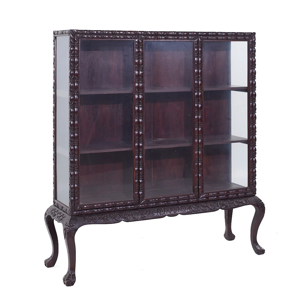 Gabinete de porcelana con pie de garra tallado colonial británico Foto 1 de 4