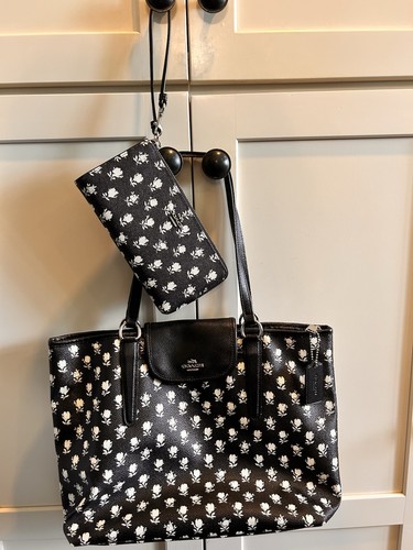 Borsa Coach nera bianca floreale città tote tela e portafoglio da polso abbinato