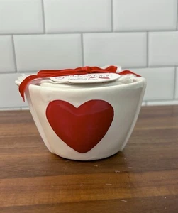 NUEVO Rae Dunn Cerámica Blanco Con Corazones Rojos Hinchados Tazas Medidoras Día de San Valentín - Imagen 1 de 7