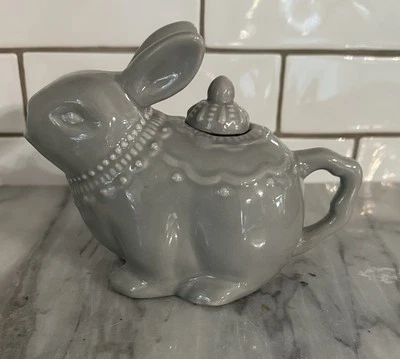 Adorable tetera cubierta de conejo de cerámica gris 2014 Pottery Barn Kids de colección Foto 1 de 4