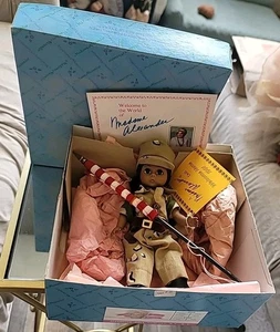 Madame Alexander Welcome Home 1991 Soldat Mädchen weibliche Puppe Flagge Schachtel Etikett neu aus altem Lagerbestand - Bild 1 von 16