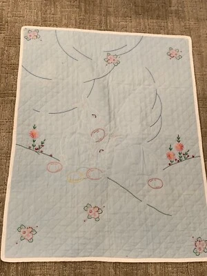 Edredón floral vintage hecho a mano bordado huevo de conejito de Pascua azul sin usar Foto 1 de 4