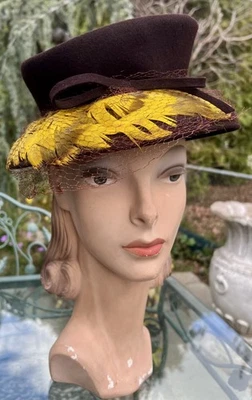 SOMBRERO DE LANA MARRÓN VINTAGE AÑOS 40 CON PLUMAS AMARILLAS Foto 1 de 4