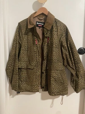 Chaqueta de Campo Supreme + Barbour Collab Leopardo Encerada Talla Pequeña (012) Foto 1 de 4