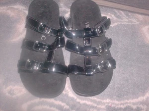 Vionic Gr. 6 MISA schwarze Lack-Pantoletten mit drei Riemen NEU - Bild 1 von 3