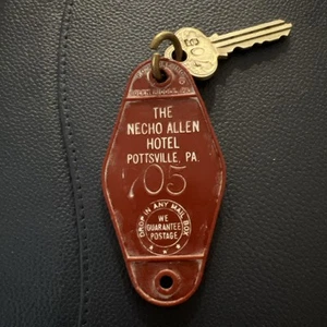 Portachiavi vintage Necho Allen Hotel, Pottsville, PA e chiave corrispondente P&F Corbin - Foto 1 di 6