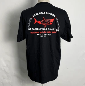 Dark Seas x Jaws Herren T-Shirt Charter Schwarz Gr. L Neu mit Etikett Shark - Bild 1 von 2