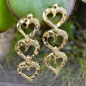 Pendientes con poste de triple corazón con bisagras y ondulados en oro de 14K, 1-1/8" de largo y 3,6 gramos - Imagen 1 de 11