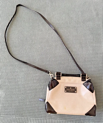 Bolso Bandolera Kate Spade New York 8x6" Recubierto Lino/Negro Patente Acentos Foto 1 de 4