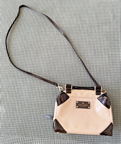 Kate Spade New York 8x6" Borsa a tracolla rivestita in lino accenti brevettati neri