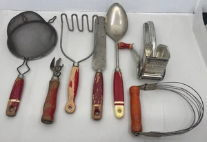 Menge 7 Vintage Küchenutensilien Werkzeuge mit roten oder orange Holzgriffen - Bild 1 von 18