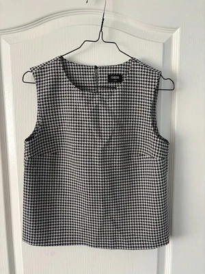 Oasis Black and White Houndstooth Round Neck Slight Crop Sleeveless Top Size 8 - Image 1 of 4