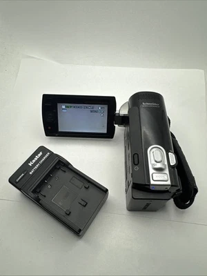 Samsung SMX-F40BN/XAA Digital Video Camera Camcorder  w/Battery Charger Tested - Image 1 of 4