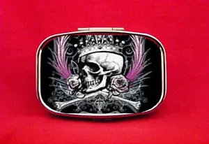 TOTENKOPF ROSE GEKREUZTE KNOCHEN KRONE METALL PILLEN NEUWERTIG BOX ETUI - Bild 1 von 2